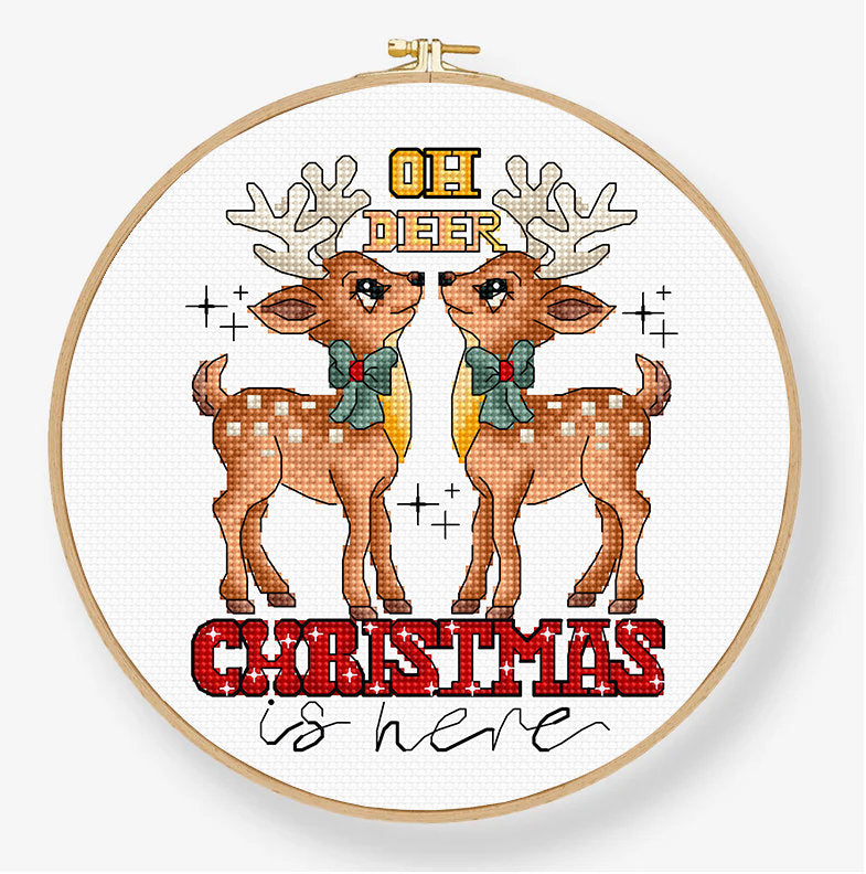 Kit de punto de cruz Letistitch con bastidor de madera, diseño de dos renos de Navidad y la frase 'Oh Deer Christmas Is Here'.