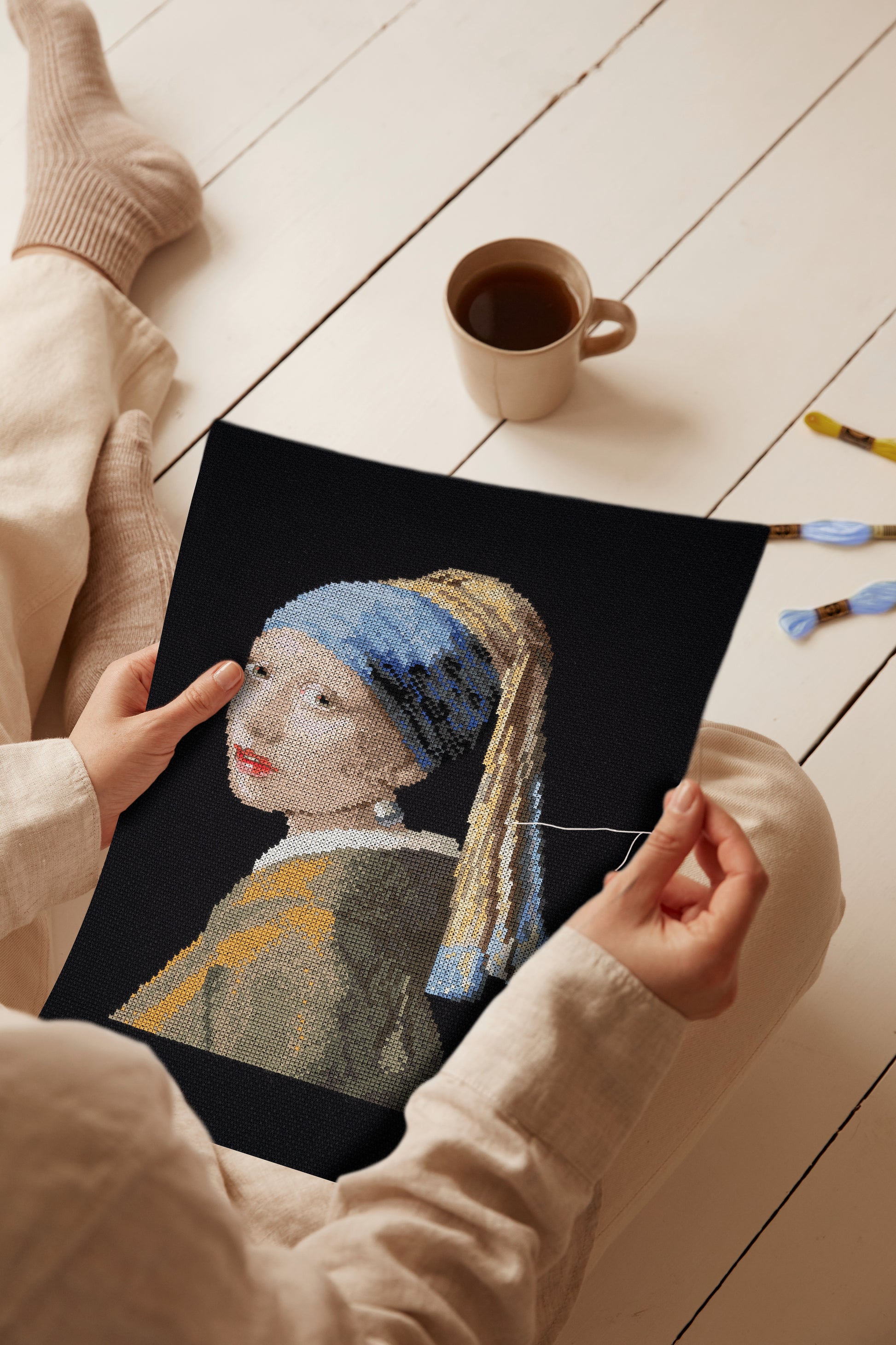 Kit punto de cruz DMC La joven con el pendiente de perla de Johannes Vermeer sobre tela Aida negra con hilos Mouliné Spécial.