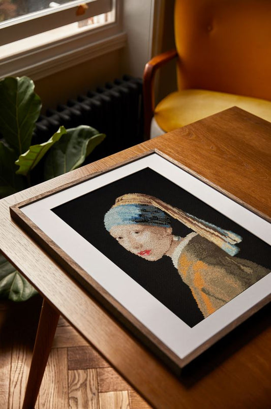 Kit punto de cruz DMC La joven con el pendiente de perla de Johannes Vermeer sobre tela Aida negra con hilos Mouliné Spécial.