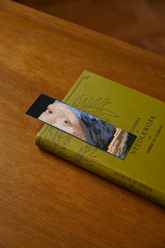 Kit punto de cruz DMC marcapáginas La joven de la perla de Vermeer sobre tela Aida negra con diseño artístico elegante.