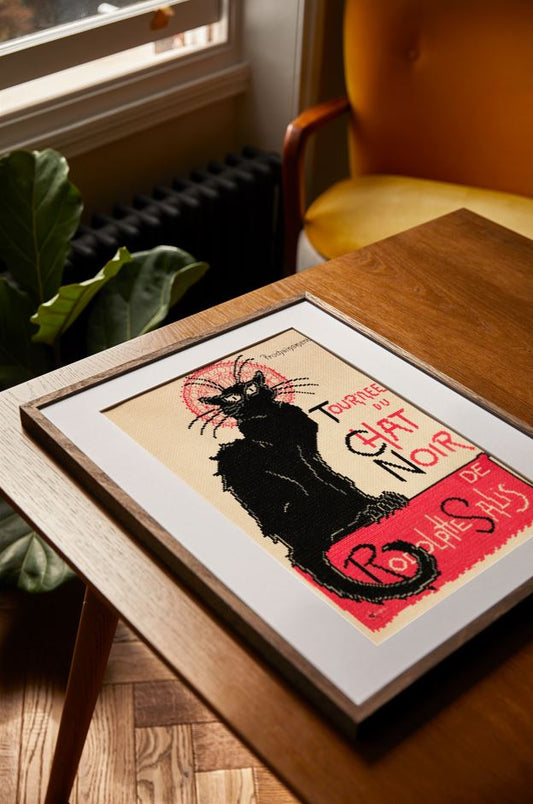 Kit punto de cruz DMC Gato Negro inspirado en Le Chat Noir de Steinlen sobre tela Aida color crudo con diseño vintage parisino.