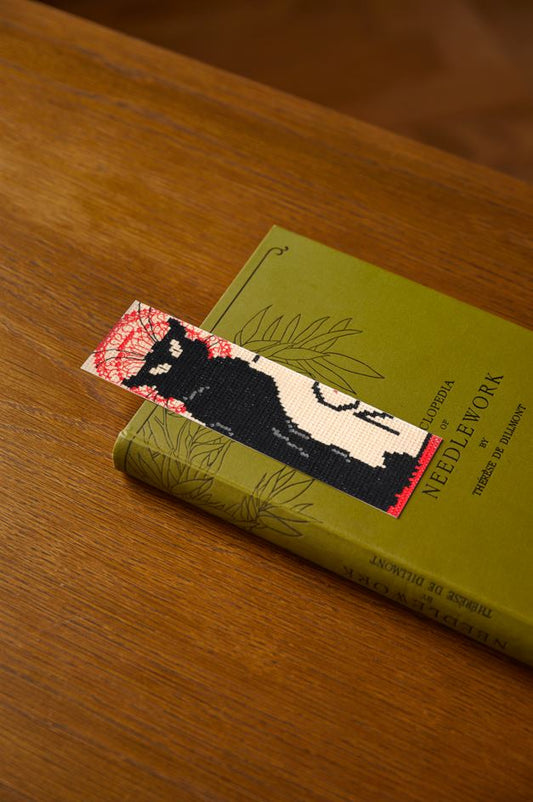 Kit punto de cruz DMC marcapáginas Gato Negro Le Chat Noir sobre tela Aida color crudo con diseño vintage parisino.