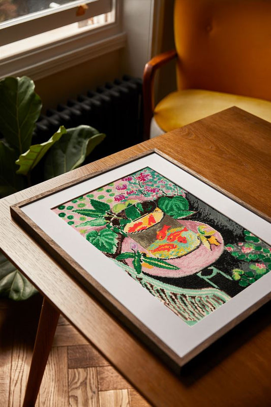 Kit punto de cruz DMC Pez Rojo inspirado en la obra de Matisse sobre tela Aida blanca con diseño artístico moderno y colorido.