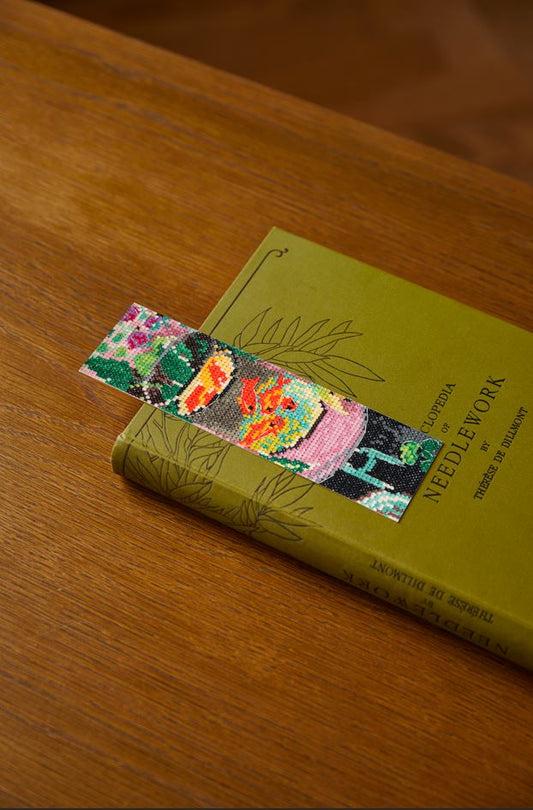 Kit punto de cruz DMC marcapáginas Pez Rojo estilo Art Nouveau sobre tela Aida blanca con diseño artístico colorido.