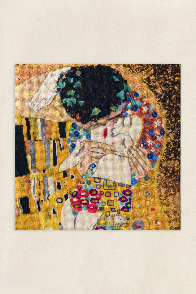 Kit de punto de cruz "El Beso" de Gustav Klimt de DMC, diseño icónico con detalles dorados y patrones geométricos, ideal para bordar una obra maestra del modernismo.