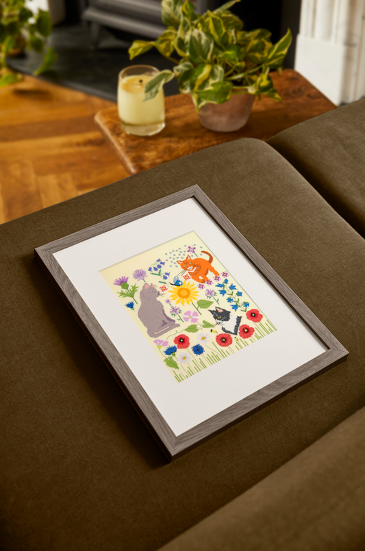 Kit de punto de cruz DMC “Gatos en el Campo” de Marie-Dominique Procureur con gatos y flores silvestres bordado en tela Aida 14 ct.