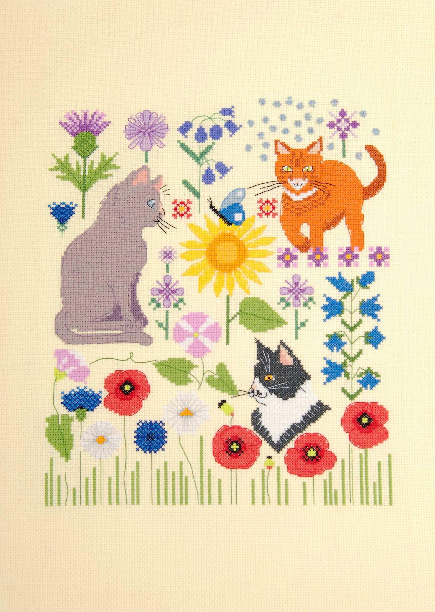 Kit de punto de cruz DMC “Gatos en el Campo” de Marie-Dominique Procureur con gatos y flores silvestres bordado en tela Aida 14 ct.