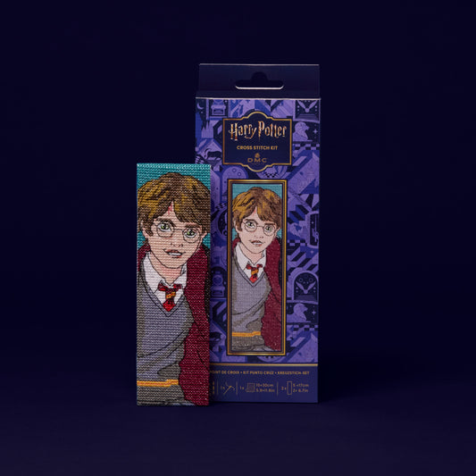 Kit de punto de cruz Harry Potter DMC con el marcapáginas bordado de Harry con uniforme de Gryffindor, tela Aida, hilos Mouliné y cartones de acabado incluidos.
