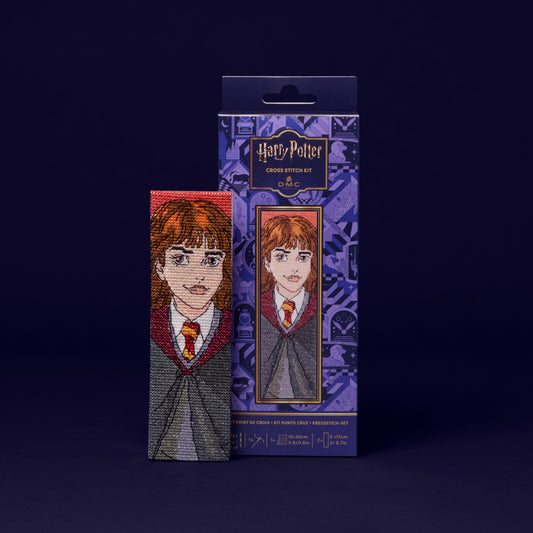 Kit de punto de cruz Harry Potter DMC con el marcapáginas bordado de Hermione Granger con uniforme de Gryffindor, tela Aida, hilos Mouliné y cartones de acabado incluidos.