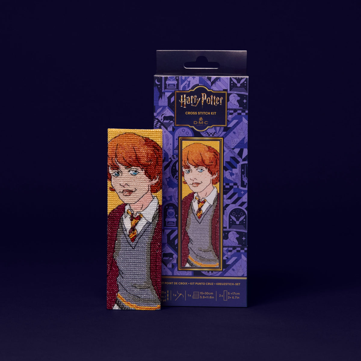 Kit de punto de cruz Harry Potter DMC con el marcapáginas bordado de Ron Weasley con uniforme de Gryffindor, tela Aida, hilos Mouliné y cartones de acabado incluidos.