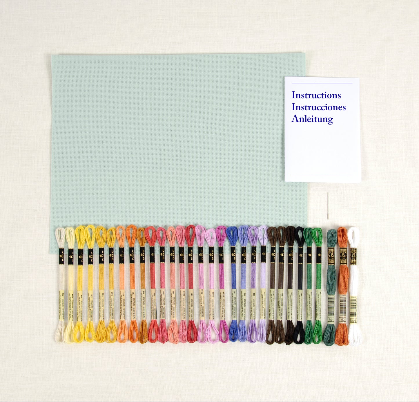 Kit de Punto de Cruz DMC "Perros en el Jardín" - Colección Diseñadoras