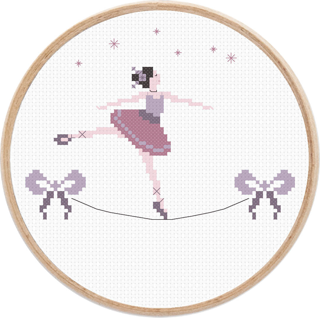 Kit de punto de cruz Equilibrista con Cinta de Marie Coeur con bailarina en tonos rosas, lazos, estrellas y detalles en punto lineal.
