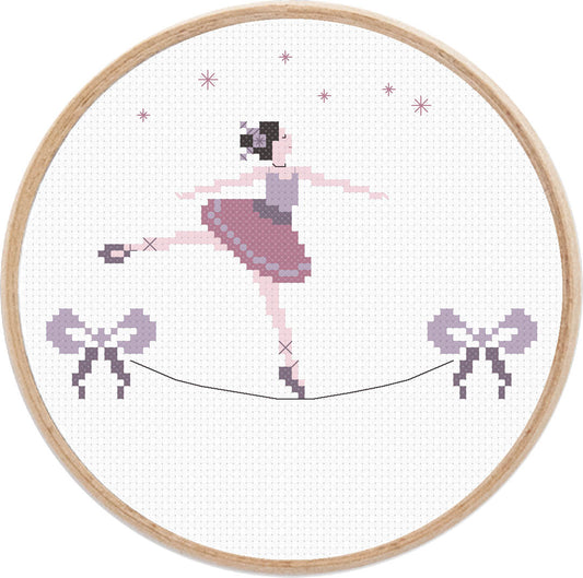 Kit de punto de cruz Equilibrista con Cinta de Marie Coeur con bailarina en tonos rosas, lazos, estrellas y detalles en punto lineal.