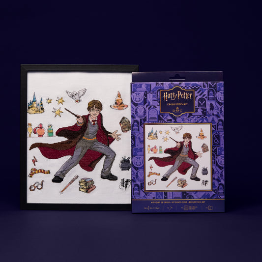 Kit de punto de cruz Harry Potter DMC con cuadro bordado de Harry con varita rodeado de pociones, Hedwig, el castillo de Hogwarts y otros símbolos de la saga.