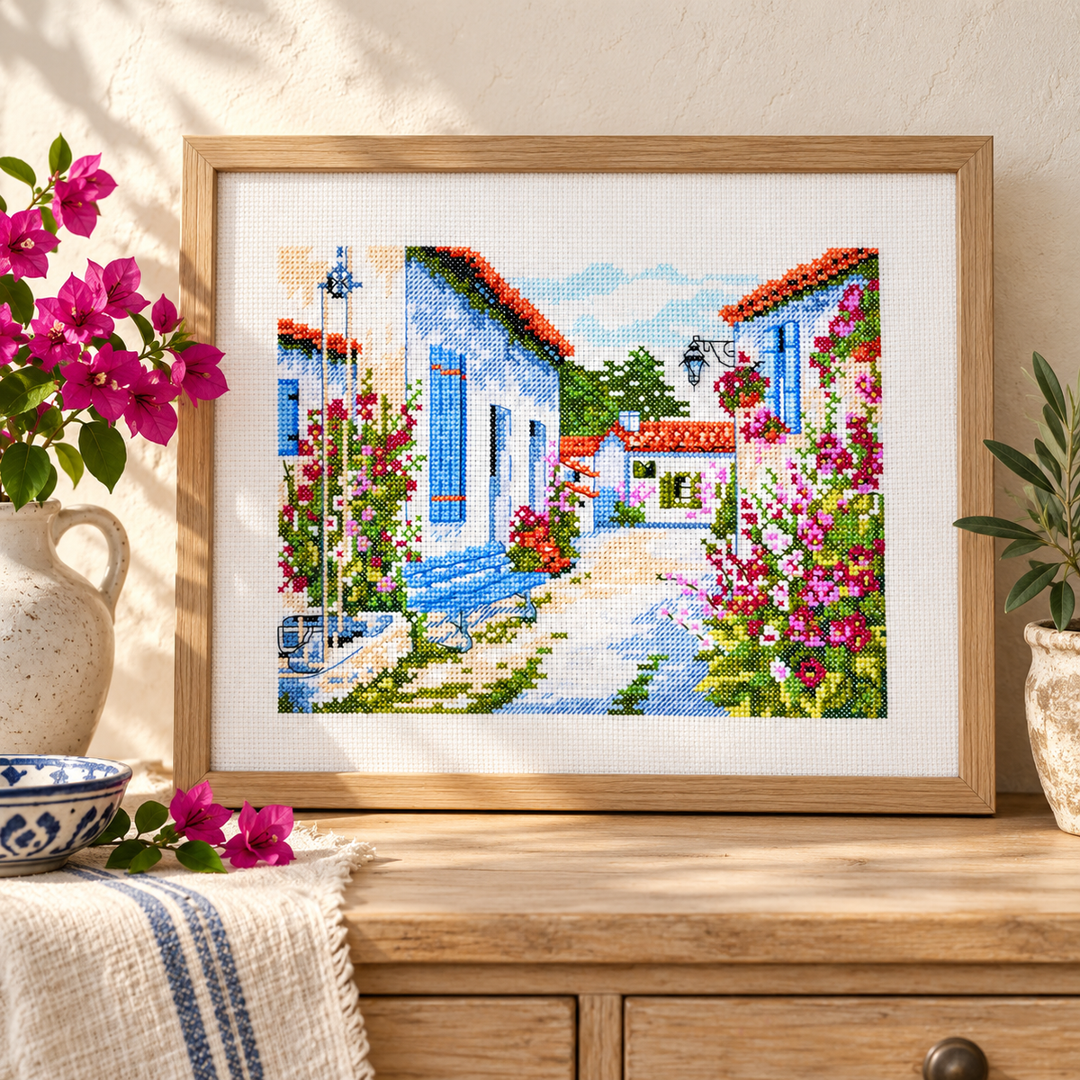 Kit de punto de cruz Isla de Ré de Marie Coeur con calle de pueblo francés y malvarrosas en flor