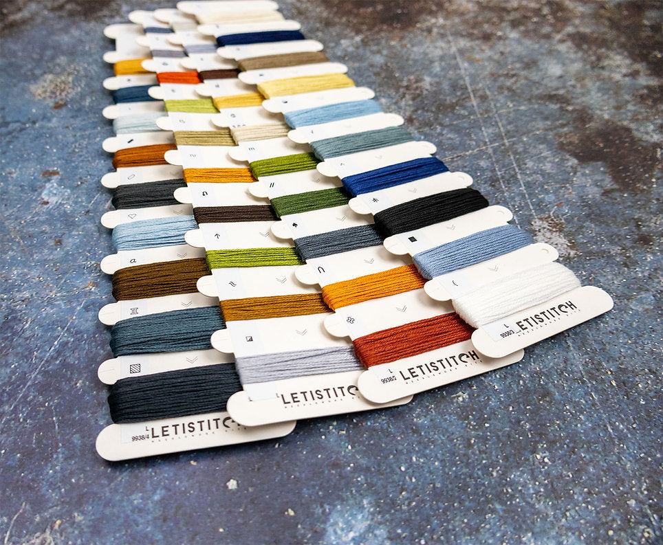 Kit de punto de cruz Letistitch “Frosted Dreams” con escena invernal detallada, 39 colores de hilo y tela Aida blanca 16ct de alta calidad.