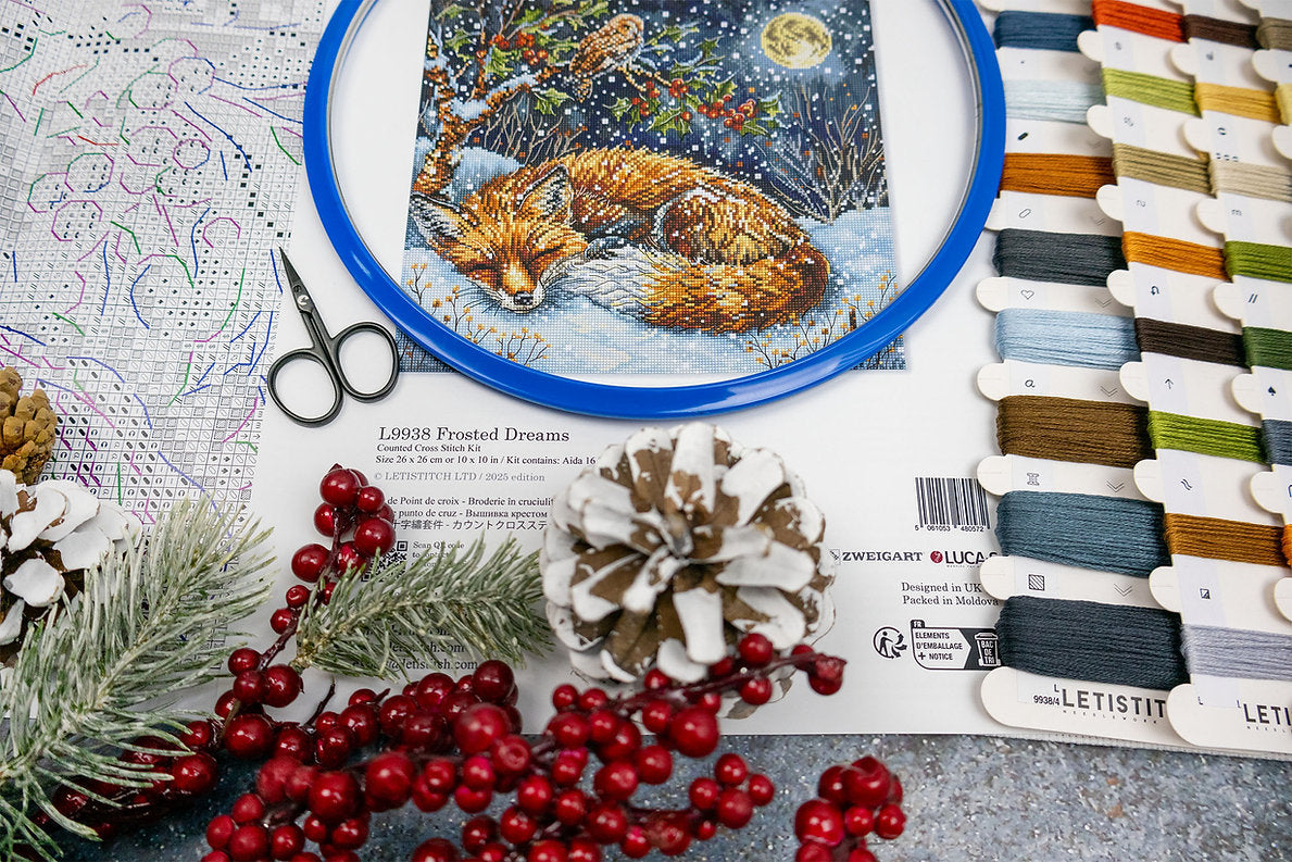 Kit de punto de cruz Letistitch “Frosted Dreams” con escena invernal detallada, 39 colores de hilo y tela Aida blanca 16ct de alta calidad.