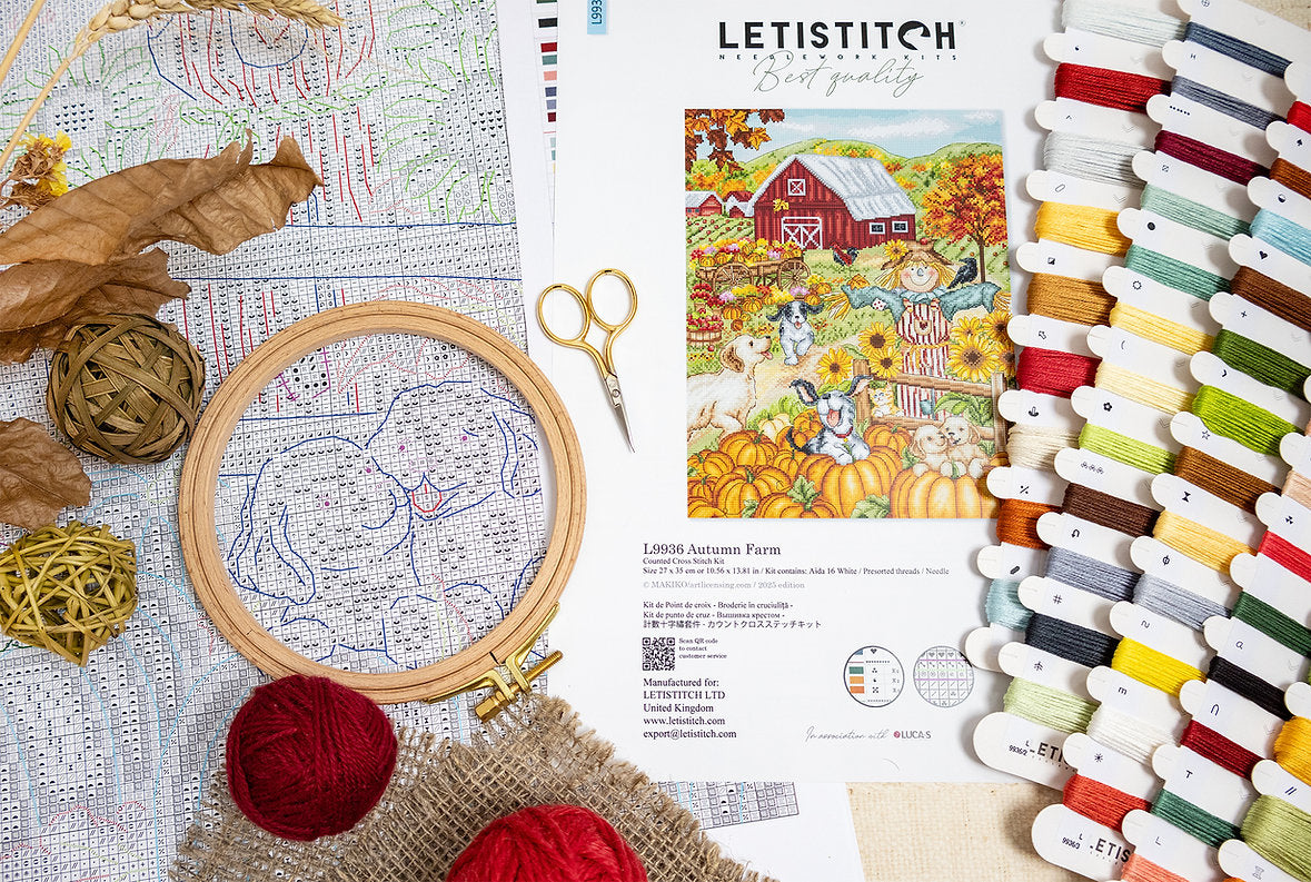 Kit de punto de cruz Letistitch “Granja en Otoño” con paisaje rural otoñal, tela Aida 16ct blanca y 55 colores de hilos de algodón de Luca-S.