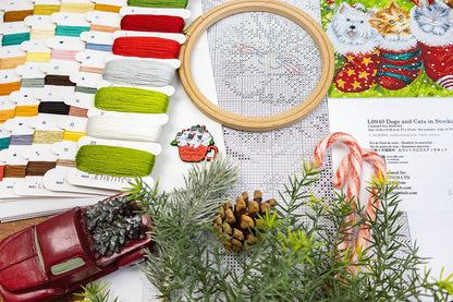Kit de punto de cruz Letistitch “Perros y Gatos en Calcetín de Navidad” con animales festivos, 52 colores y tela blanca Aida 16ct de alta calidad.