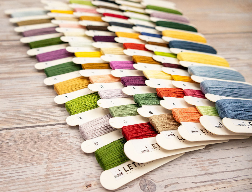 Kit de punto de cruz Letistitch “Spring Mountain Majesty” con paisaje montañoso primaveral, 63 colores de hilo y tela blanca Aida 16ct de alta calidad.