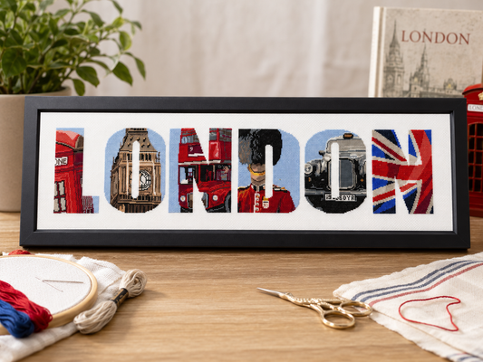 Kit de punto de cruz Londres de Marie Coeur con diseño panorámico de iconos londinenses como Big Ben, autobús rojo y bandera británica.