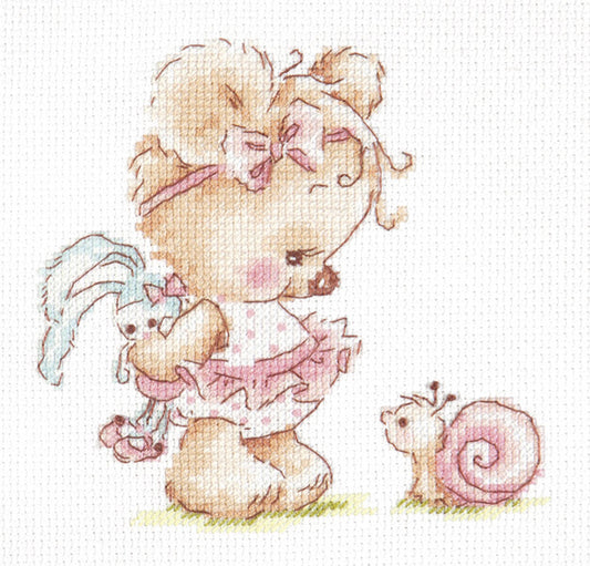 Kit de punto de cruz Eres mi amigo con personaje infantil abrazando a su peluche y caracol en diseño dulce y delicado.