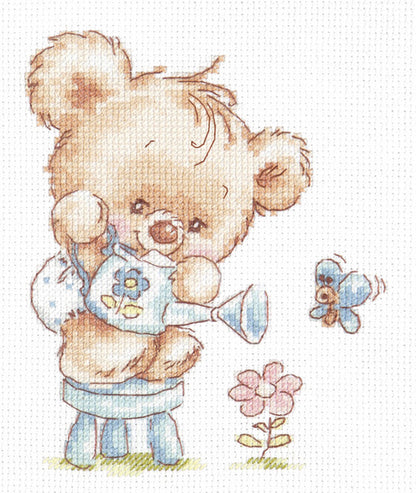 Kit de punto de cruz Mi Flor con osito regando una flor y mariposa en diseño infantil suave y delicado.