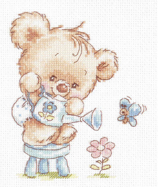 Kit de punto de cruz Mi Flor con osito regando una flor y mariposa en diseño infantil suave y delicado.