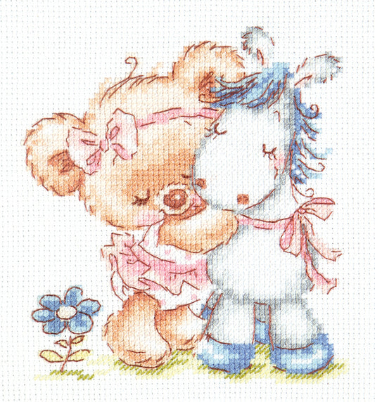 Kit de punto de cruz Quiero a mi Caballo con osito abrazando a su caballo de juguete en diseño infantil suave y delicado.