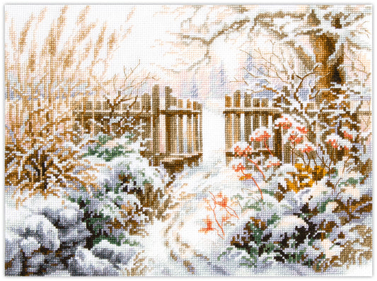 Kit de punto de cruz Magic Needle Winter Yard con diseño de jardín nevado con valla de madera y arbustos en tonos cálidos para bordado y decoración invernal.