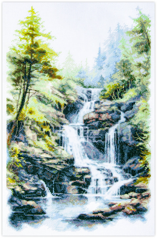 Kit de punto de cruz Melodía de las Cascadas con paisaje de cascada entre rocas y vegetación en tonos naturales.