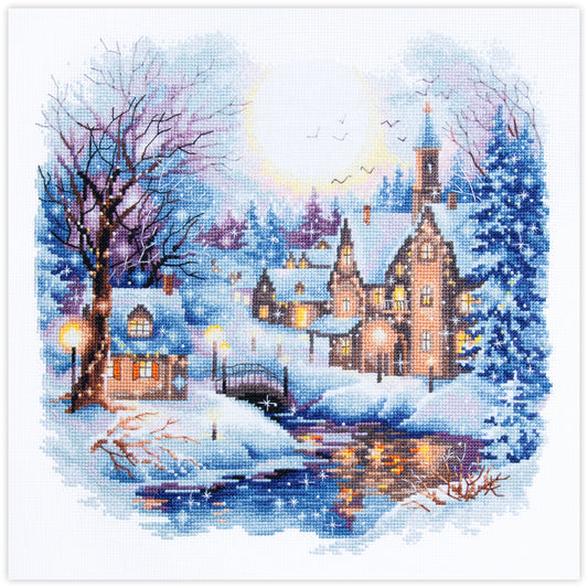 Kit de punto de cruz Magic Needle Silent Night con diseño de pueblo iluminado bajo la luna, nieve y árboles de invierno para bordado y decoración navideña.