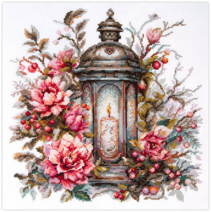 Kit de punto de cruz Lantern in Bloom con linterna iluminada rodeada de flores en diseño elegante y detallado.