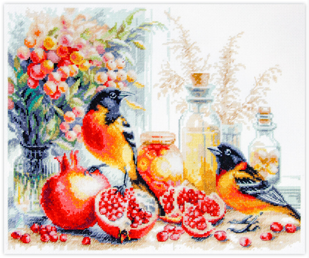 Kit de punto de cruz Pomegranate Breakfast con granadas abiertas y pájaros en composición colorida y detallada.