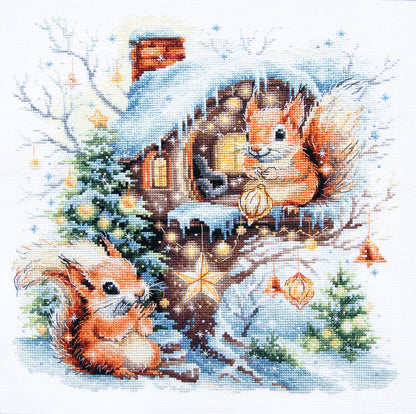 Kit de punto de cruz Magic Needle Happy New Year con dos ardillas junto a su casita en un bosque nevado