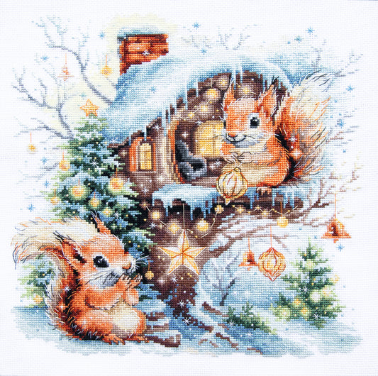 Kit de punto de cruz Magic Needle Happy New Year con dos ardillas junto a su casita en un bosque nevado