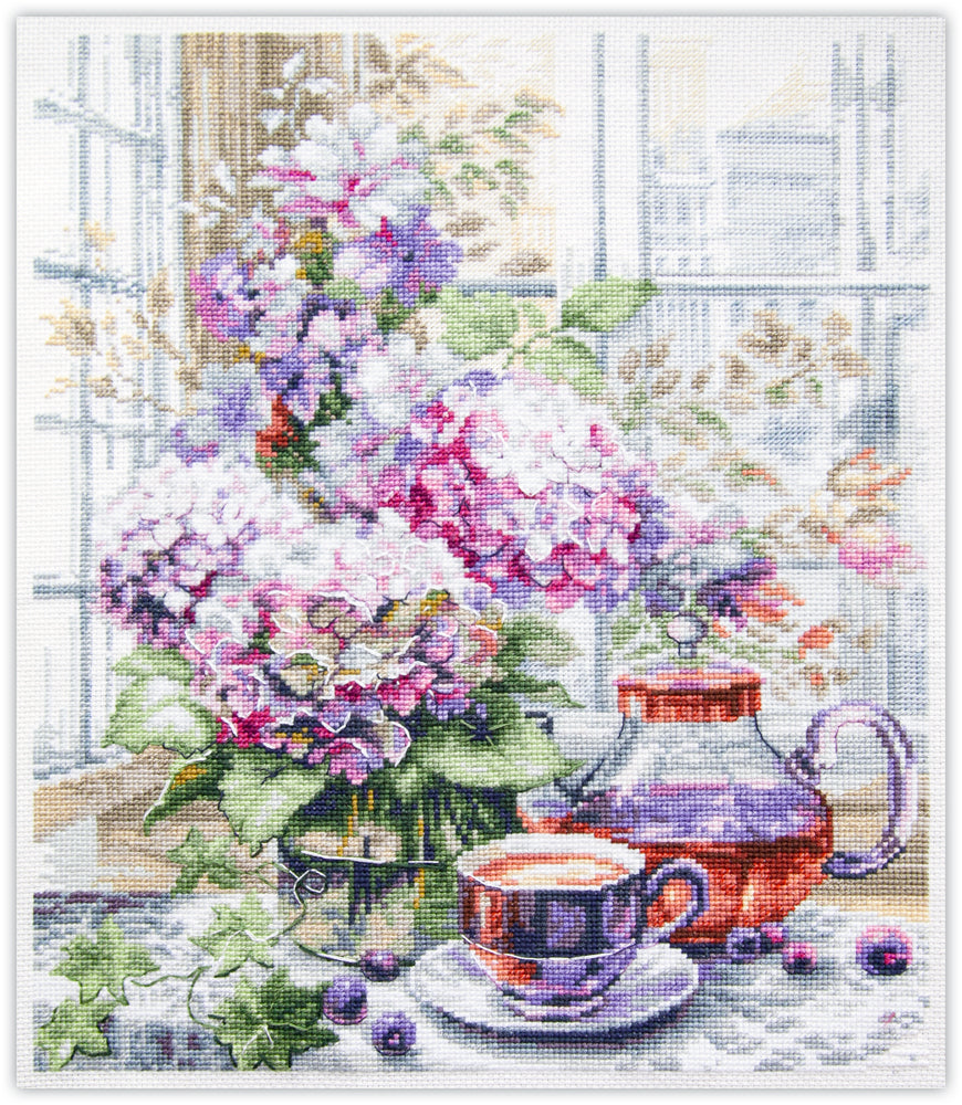 Kit de punto de cruz My Serene Morning con flores, taza de té y tetera en escena luminosa y acogedora.