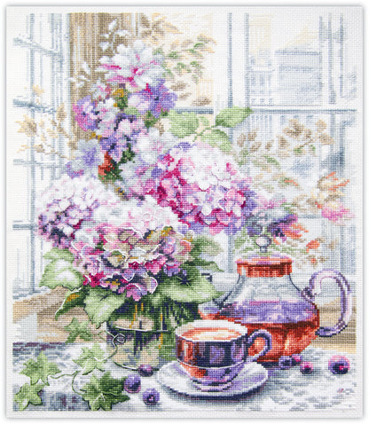Kit de punto de cruz My Serene Morning con flores, taza de té y tetera en escena luminosa y acogedora.