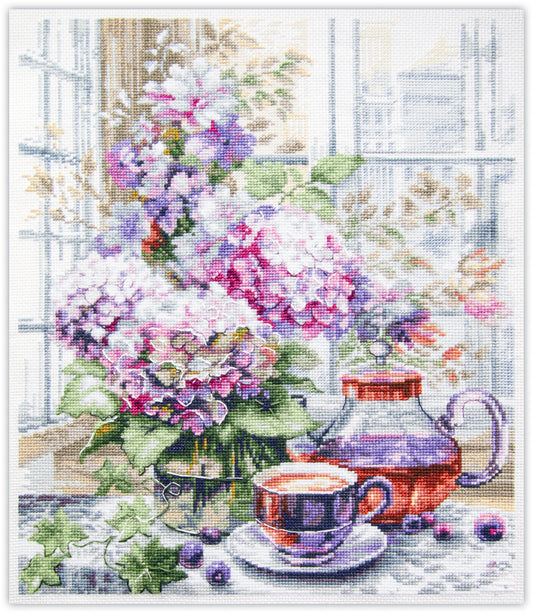 Kit de punto de cruz My Serene Morning con flores, taza de té y tetera en escena luminosa y acogedora.