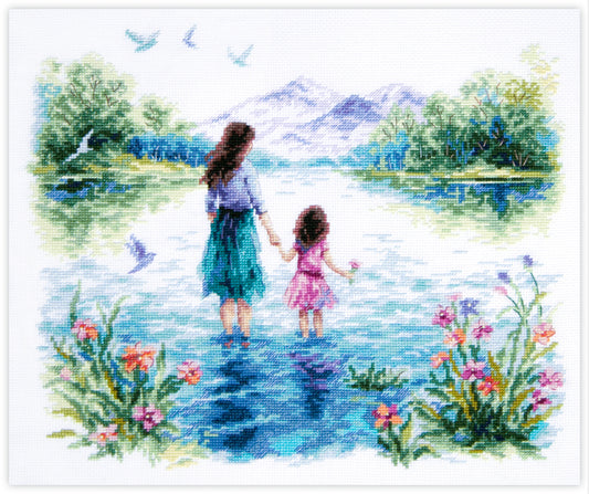 Kit de punto de cruz Con Mamá con escena de madre e hija caminando en lago rodeadas de flores y paisaje natural.