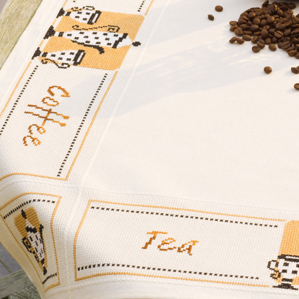 Detalle kit punto de cruz mantel Tea and Coffee con tazas en tela Aida – Vervaco PN-0021725