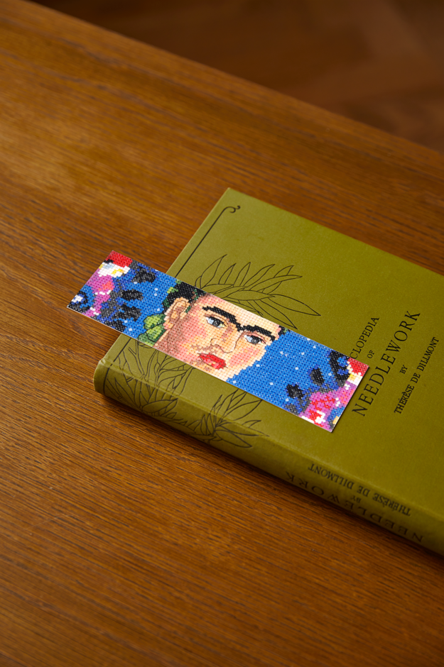 Kit de punto de cruz DMC El Marco Frida Kahlo inspirado en la obra de la artista mexicana con tela Aida 14ct y hilos Mouliné Spécial organizados.
