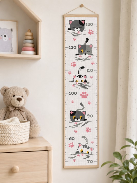 Kit de punto de cruz medidor infantil Gatitos de Princesse con gatitos, huellas rosas y escala de altura para niños.