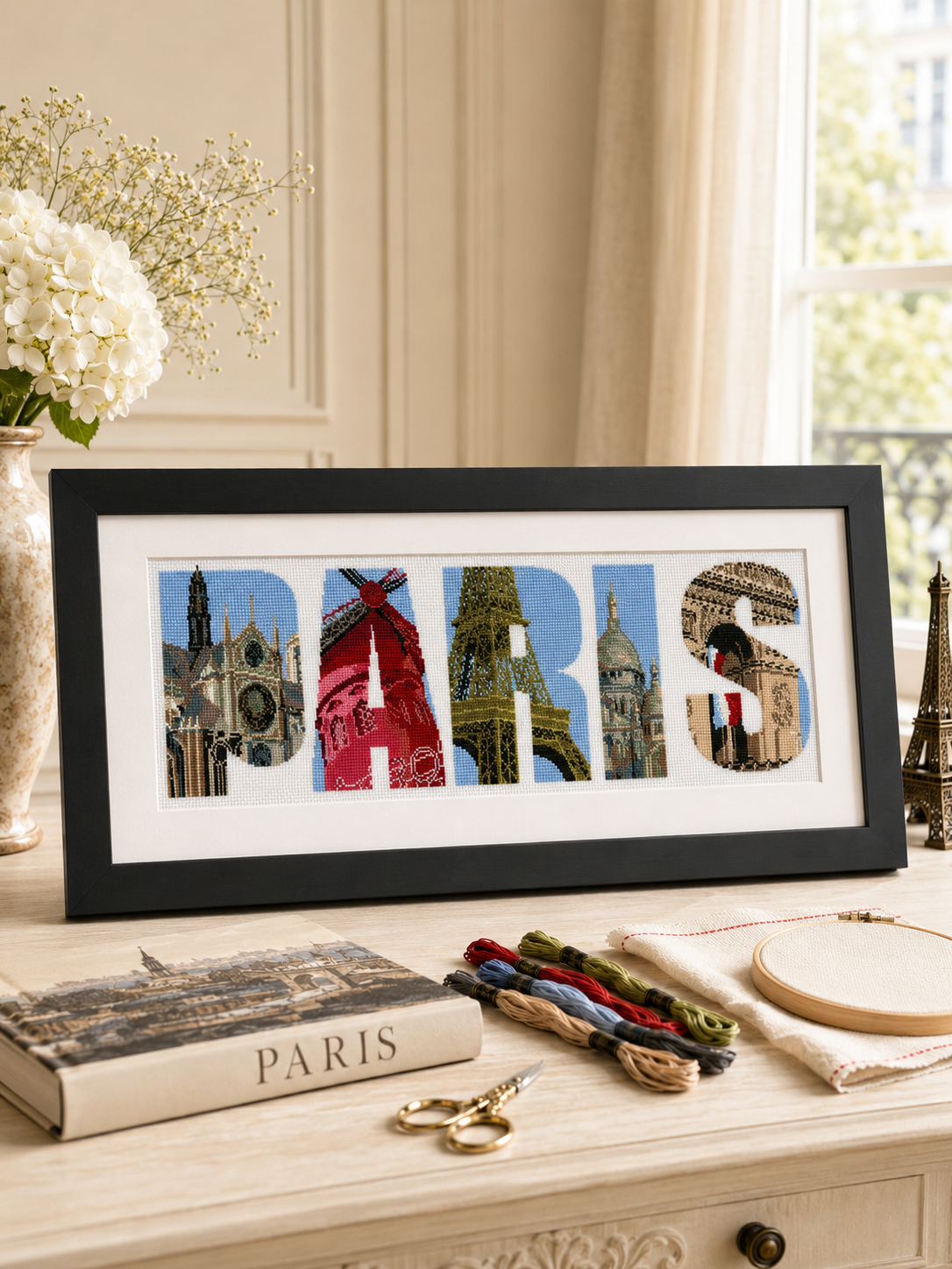 Kit de punto de cruz París de Marie Coeur con diseño panorámico de monumentos franceses como la Torre Eiffel, Moulin Rouge y Arco del Triunfo.