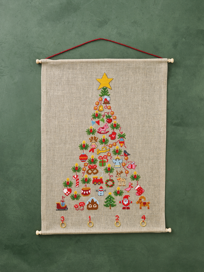 Kit de punto de cruz Permin Calendario de Adviento con motivos navideños bordados sobre lino natural, incluye hilos, anillas doradas e instrucciones, medida 40x56 cm.
