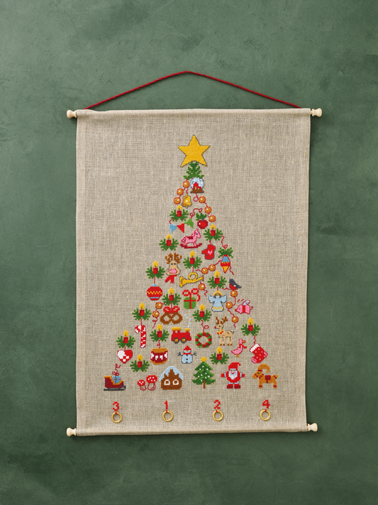 Kit de punto de cruz Permin Calendario de Adviento con motivos navideños bordados sobre lino natural, incluye hilos, anillas doradas e instrucciones, medida 40x56 cm.