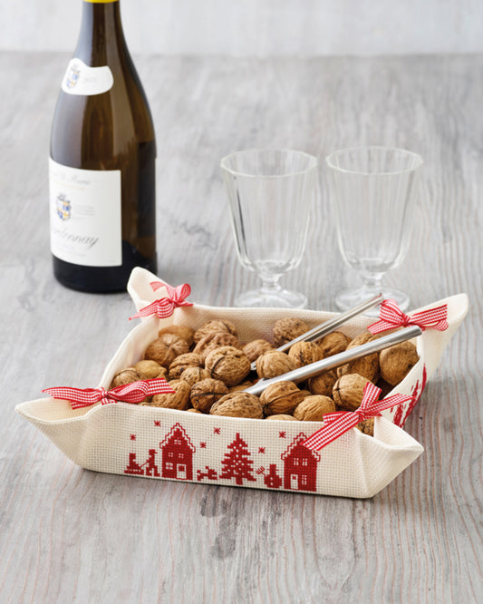 Kit de punto de cruz Permin Cesta Navideña con casitas y abeto en rojo sobre Aida crema llena de nueces