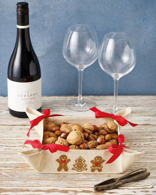 Kit de punto de cruz Permin Cesta Navideña con galletas de jengibre y abeto sobre Aida crudo llena de nueces
