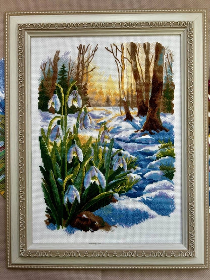 Kit de punto de cruz Riolis Se acerca la primavera con flores blancas en paisaje nevado bordado sobre tela Aida blanca con 23 colores.