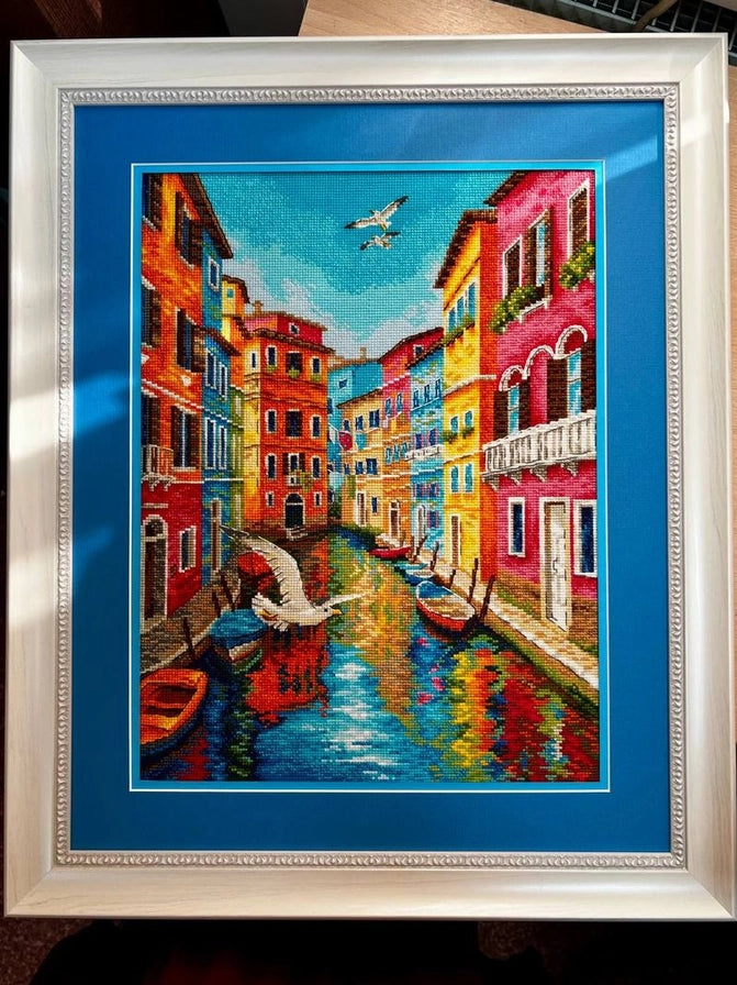 Kit de punto de cruz Riolis Venecia 2327 con canal veneciano, barcas, edificios de colores y gaviotas